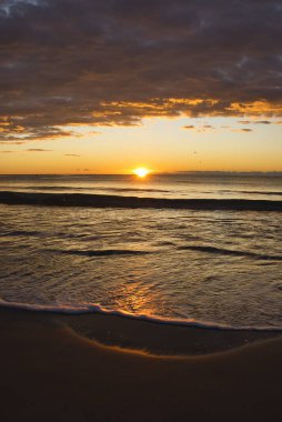 İspanya, Benicasim 'de bir sahilde bulutlu bir gün doğumu