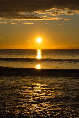 İspanya, Benicasim 'de bir sahilde bulutlu bir gün doğumu