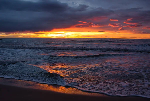 Die Sonnenaufgangssonne Von Einem Schönen Strand Einem Bewölkten Tag — Stockfoto