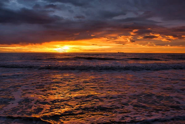 Die Sonnenaufgangssonne Von Einem Schönen Strand Einem Bewölkten Tag — Stockfoto