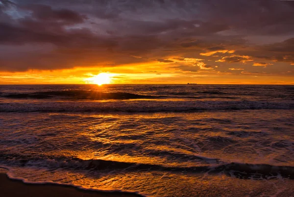 Die Sonnenaufgangssonne Von Einem Schönen Strand Einem Bewölkten Tag — Stockfoto