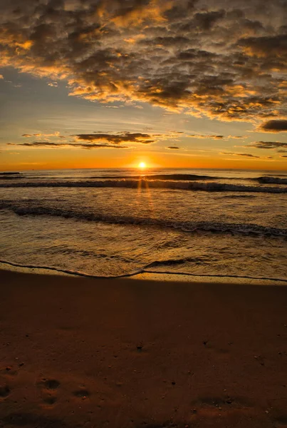 Sol Del Amanecer Una Hermosa Playa Día Nublado — Foto de Stock