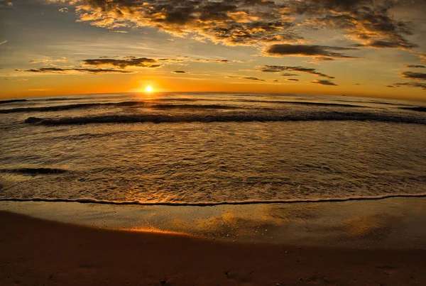 Sol Del Amanecer Una Hermosa Playa Día Nublado — Foto de Stock