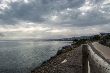 Deniz kenarındaki yol.