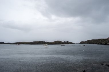 Bahia ve yelkenli Cadaques yakın