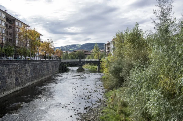 La rivière dans la ville d'Azpeitia — Photo