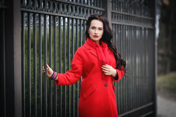 Mulher bonita em um casaco vermelho — Fotografia de Stock