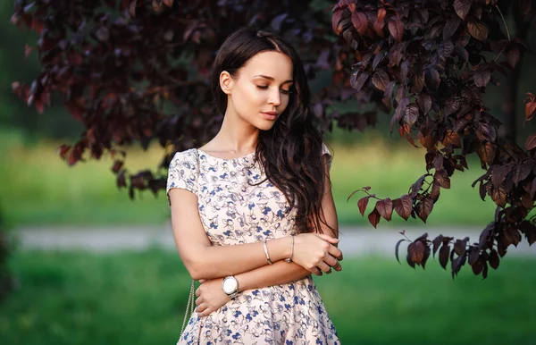 Retrato de verano de una hermosa chica — Foto de Stock