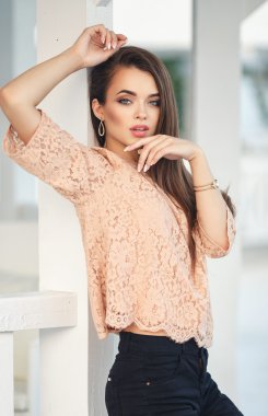 Güzel brunete kız sahilde