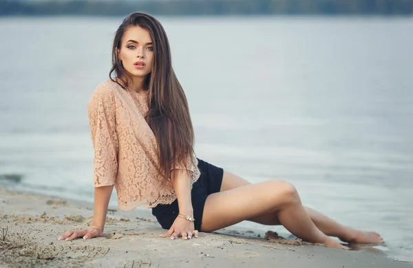 Schöne brünette Mädchen am Strand — Stockfoto