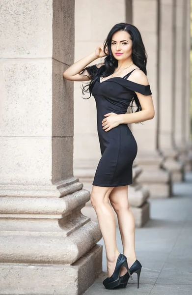 seksi siyah elbise giymiş güzel kadın