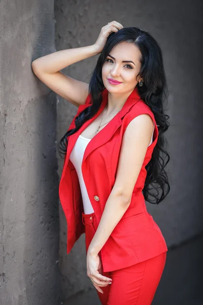 섹시 한 빨간 드레스에 아름 다운 여자 — 스톡 사진