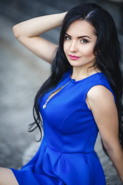 섹시 한 파란 드레스에 아름 다운 여자 — 스톡 사진