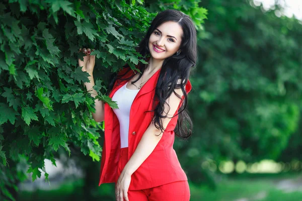 Hermosa mujer en un vestido rojo sexy — Foto de Stock