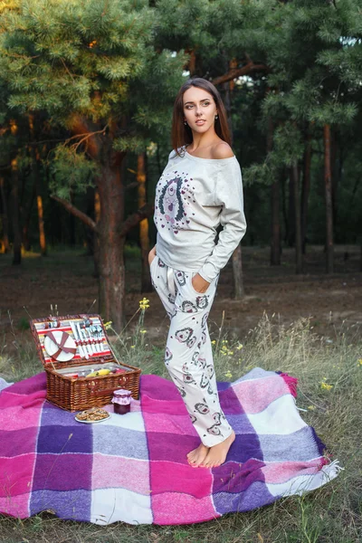 Retrato de moda de mulher em roupas casuais ao ar livre — Fotografia de Stock