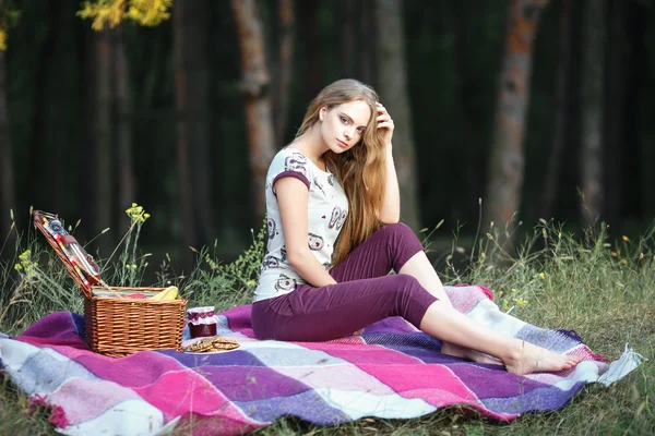 아름 다운 금발의 여 자가 야외 피크닉 만들기 — 스톡 사진
