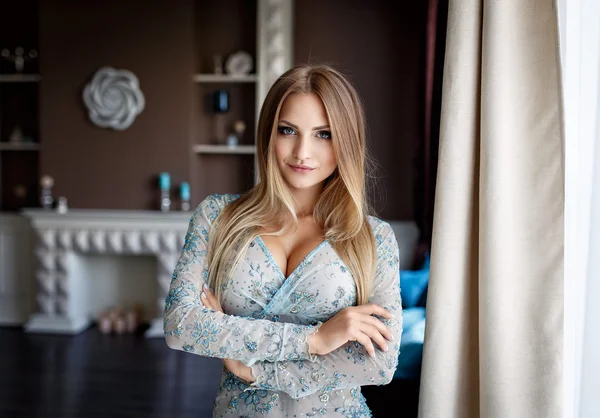 Seksi mavi elbiseli güzel sarışın kız — Stok fotoğraf