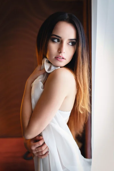섹시 한 흰색 란제리를 입은 아름다운 소녀 — 스톡 사진