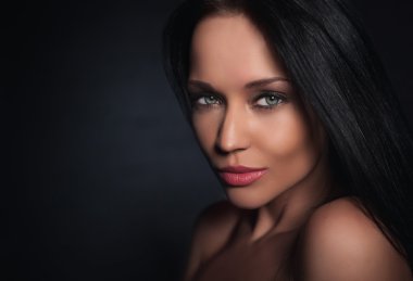 Güzel bir kızın yakın portresi.