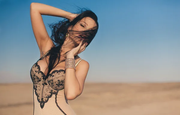 Menina bonita posando em um deserto — Fotografia de Stock