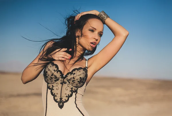 Menina bonita posando em um deserto — Fotografia de Stock