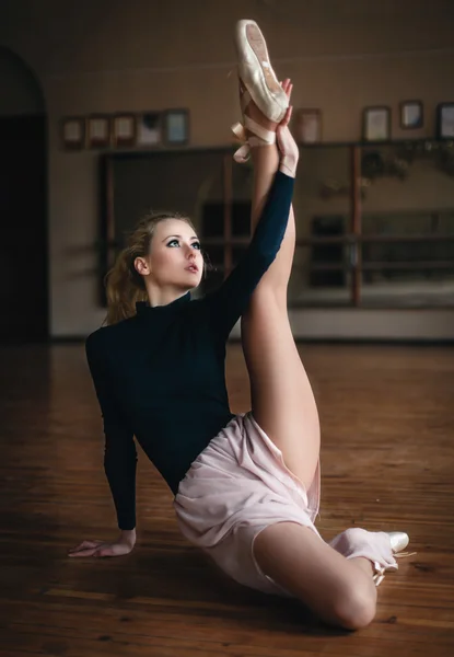 Beautiful ballet dancer — Stock Photo, Image