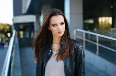 Deri ceketli güzel kız.
