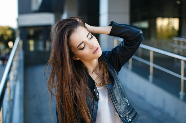 Hermosa chica en una chaqueta de cuero — Foto de Stock