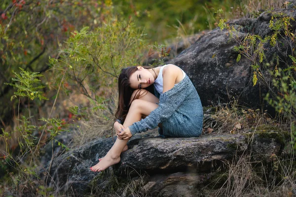 Bella ragazza in una natura — Foto Stock