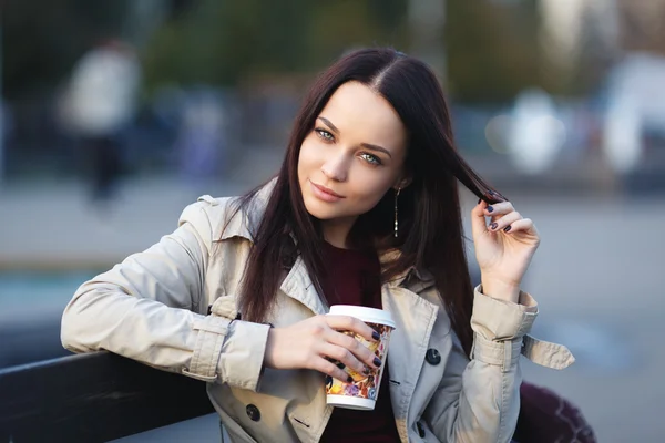 Mädchen mit Tasse Kaffee — Stockfoto