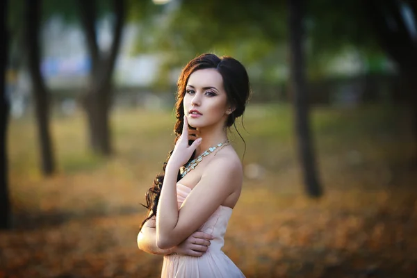 Güzel bir kız sonbahar portresi — Stok fotoğraf