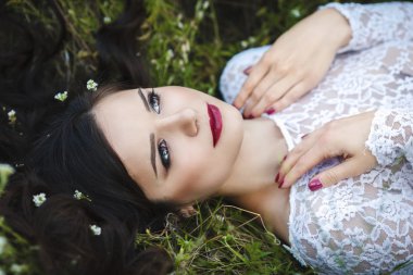 Çalıların arasında genç bir kızın güzel portre