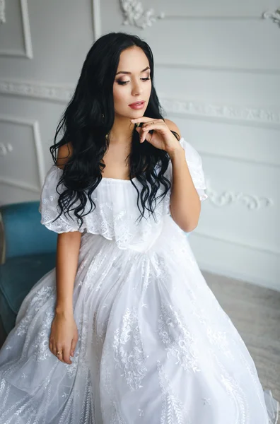 Vacker flicka i en vacker vit klänning — Stockfoto