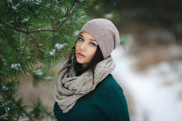 Mooie jonge vrouw in de winter buiten — Stockfoto