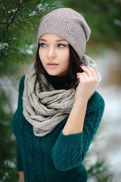 Bella giovane donna in inverno all'aperto — Foto Stock