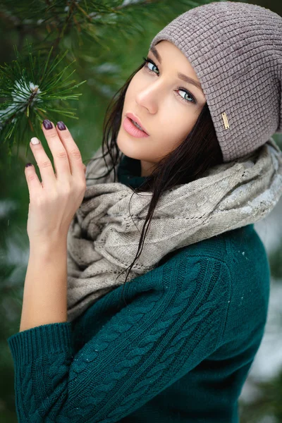 Bella giovane donna in inverno all'aperto — Foto Stock