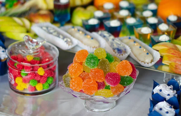 Coloridos Caramelos Mermelada Tazón Vidrio Sobre Una Mesa Buffet —  Fotos de Stock