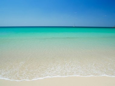 Mükemmel kristal berrak sular ve kum. Phuket, Tayland 'ın ünlü tatil beldesi..