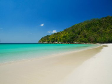 Tayland 'ın Phuket Adası' ndaki Karon ve Patong Sahili arasında yer alan zümrüt suları ve gevşetici beyaz kumlar.
