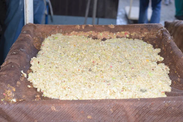 Making Cidre  Appeljuice