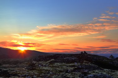 Barents Denizi'nin kıyısında günbatımı