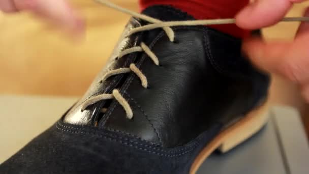 Oameni care leagă pantofii LEATHER — Videoclip de stoc