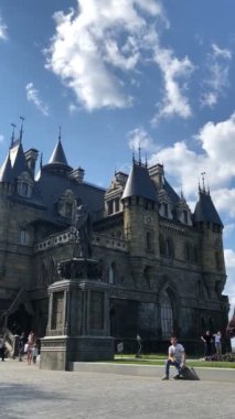 Açık havada kocaman, güzel bir kale.