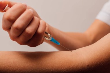 covid 19 virüsü aşısı ve şırıngası olan bir doktor..