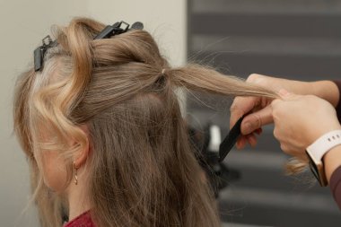 Profesyonel şenlik gecesi kuaföründe zarif bir yetişkin kadının portresi. Lüks güzellik hizmeti, özel durum hazırlığı ve büyüleyici görünüş kavramı..