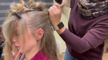 Tarafsız bir arkaplanda profesyonel tarzda dalgalı saçları olan yetişkin bir kadının temiz profili. Güzellik anlayışı, tımar, saç şekillendirme hizmeti ve zarafet..