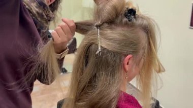 Modern bir güzellik salonunda kuaförden profesyonel saç stili alan bir kadın. Güzellik hizmeti, bakım ve kişisel bakım kavramı.