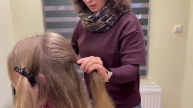 Profesyonel kuaför kuaförde şık bir saç stili yaratıyor. Yüksek kaliteli FullHD görüntüler