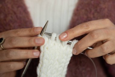 Evde hobi olarak örgü örmek, yumuşak iplik ve iğnelerle yavaş yaşam ve dikkatli yaşam tarzını teşvik etmek. Yüksek kalite fotoğraf