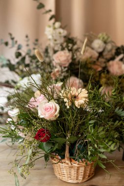 Kırsal iç tasarımdan esinlenilmiş zarif çiçek natürmortu.